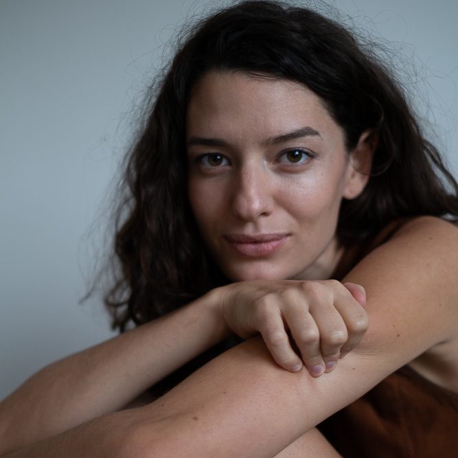 Francesca Pasquini è attrice, autrice e insegnante teatrale